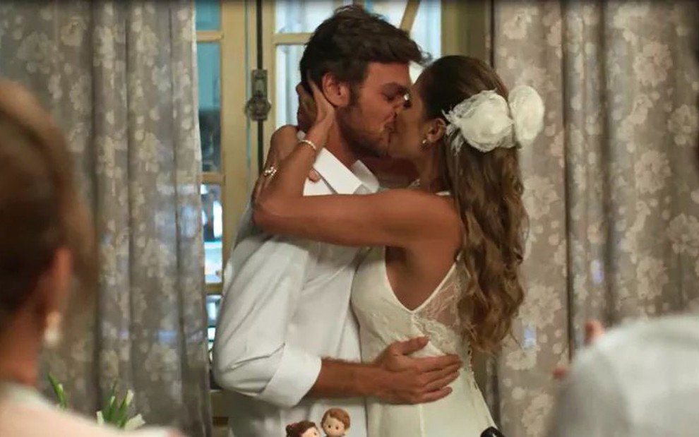 Beto (Emilio Dantas) e Karola (Deborah Secco) planejarão renovar os votos de casamento - Reprodução/TV Globo