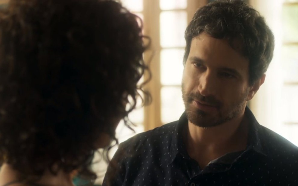Fabiula Nascimento (Cacau) e Caco Ciocler (Edgar) em cena de Segundo Sol: fim do namoro - Reprodução/TV Globo