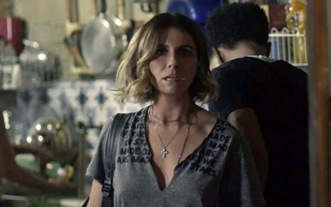 Luzia (Giovanna Antonelli) na cena de Segundo Sol em que vê Karola (Deborah Secco) na ocupação - Fotos: Reprodução/TV Globo