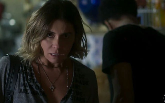 Luzia (Giovanna Antonelli) vai se engalfinhar com a rival em briga na praia em cena de Segundo Sol - Reprodução/TV Globo