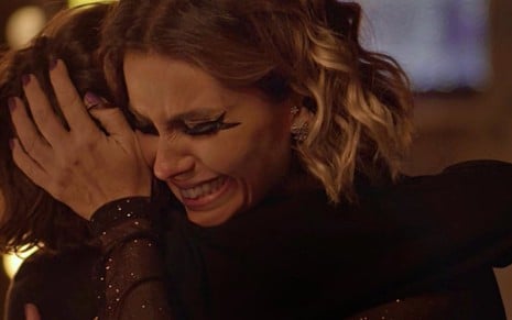 Luzia (Giovanna Antonelli) abraça Manuela (Luisa Arraes) em cena de Segundo Sol: juntas novamente - Reprodução/TV Globo