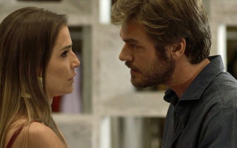 Karola (Deborah Secco) e Beto (Emilio Dantas) retomarão o casamento em Segundo Sol - Reprodução/TV Globo