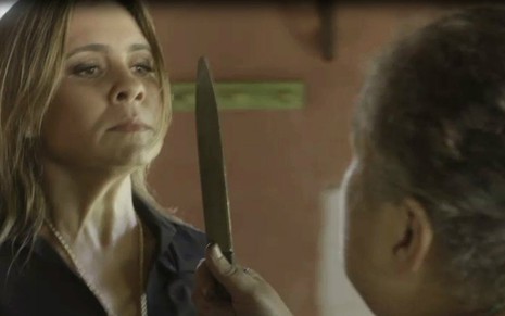 Laureta (Adriana Esteves) será ameaçada por Januária (Zeca de Abreu) em Segundo Sol - Reprodução/Globo
