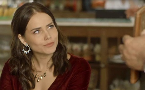 Rosa (Letícia Colin) é atendida por Agenor (Roberto Bonfim) em cena de Segundo Sol - Fotos: Reprodução/TV Globo