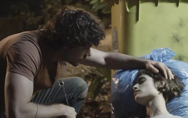 Manuela (Luisa Arrases) será deixada na porta da mansão da família em Segundo Sol - Reprodução/TV Globo
