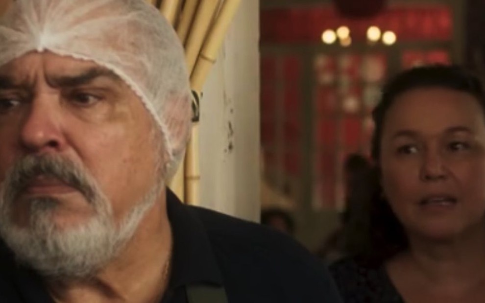 Agenor (Roberto Bonfim) derramará um vidro de dendê em prato de Nice (Kelzy Ecard) em Segundo Sol - Reprodução/TV Globo