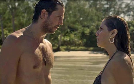 Remy (Vladimir Brichta) e Karola (Deborah Secco) brigam em praia deserta em cena de Segundo Sol - Reprodução/TV Globo