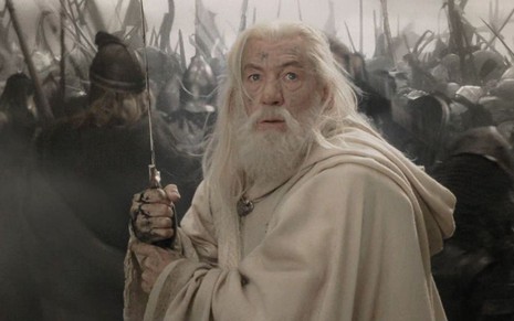 Ian McKellen na pele do mago Gandalf em cena da franquia O Senhor dos Anéis: vai virar série - Divulgação/Warner Bros.
