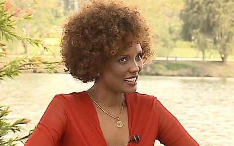 Isabel Fillardis em entrevista ao programa Sensacional, da RedeTV!; atriz falou sobre demissão - Reprodução/RedeTV