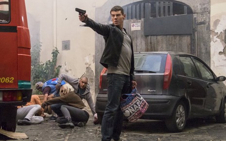 O policial Will (Brian J. Smith) aponta arma em uma das cenas de ação do encerramento de Sense8 - Fotos: Segolene Lagny/Netflix