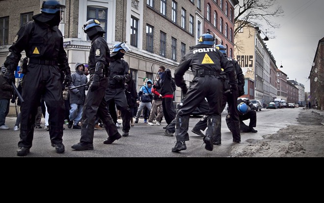 Policiais reprimem manifestação em episódio de A Ponte, coprodução sueca-dinamarquesa - Divulgação/Sveriges Television