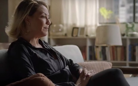 A atriz Fabiula Nascimento sentada em sofá em cena da quarta temporada da série Sessão de Terapia