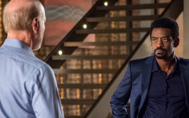 Severo (Odilon Wagner) e Roberval (Fabrício Boliveira) vão fazer as pazes em Segundo Sol - Reprodução/Globo