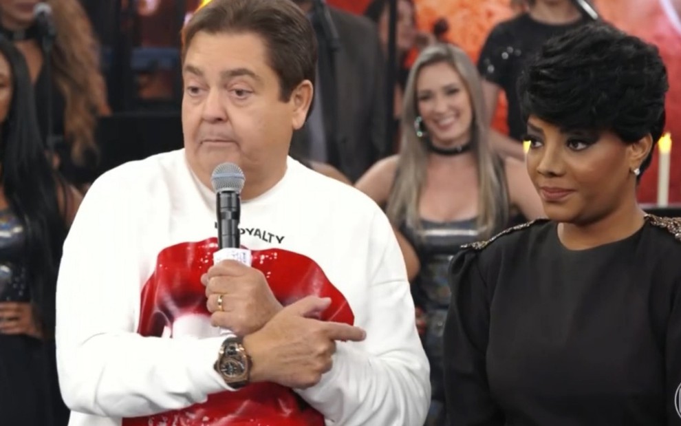 Fausto Silva e Ludmilla caracterizada como a cantora Anita Baker no Domingão do Faustão de 28 de abril - REPRODUÇÃO/TV GLOBO
