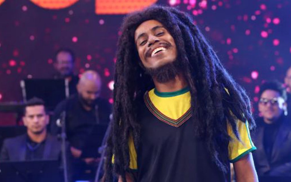 Ícaro Silva se apresentou de Bob Marley no Show dos Famosos deste domingo (11) - Reprodução/TV Globo