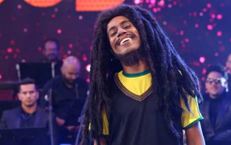 Ícaro Silva se apresentou de Bob Marley no Show dos Famosos deste domingo (11) - Reprodução/TV Globo