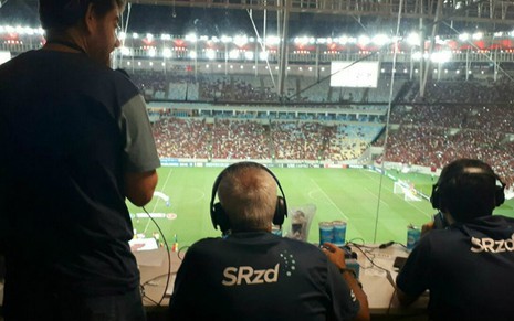 Equipe da rádio online SRzd, de Sidney Rezende, durante transmissão de futebol no Maracanã, Rio - Fotos: Divulgação