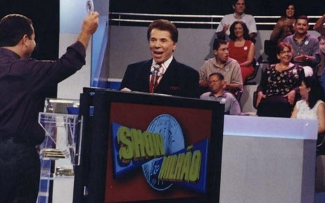 Silvio Santos no palco do Show do Milhão, durante o sorteio de um dos participantes do programa