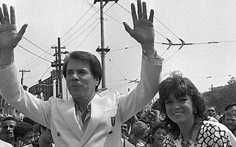 Silvio Santos ao lado da mulher, Íris Abravanel, durante Parada em SP nos anos 1980 - Divulgação/SBT