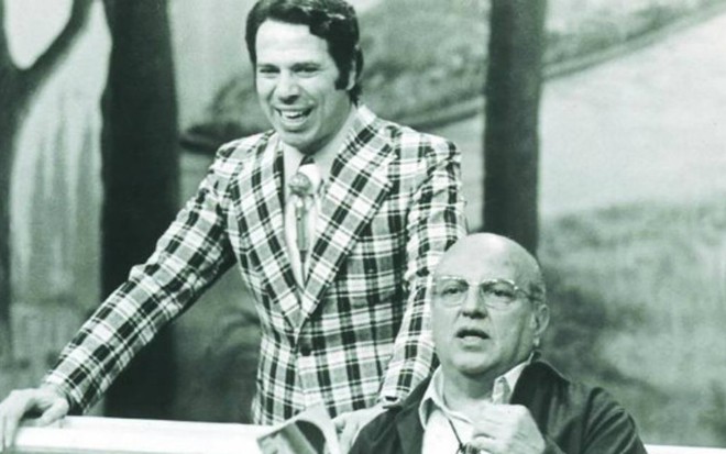 Silvio Santos ao lado de seu melhor amigo, Manuel de Nóbrega, em A Praça da Alegria - Acervo SBT