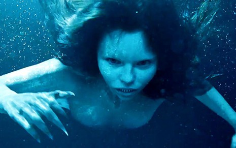 A atriz Eline Powell com seu visual de sereia na série Siren: lentes de contato a deixam quase cega - Fotos: Divulgação/Freeform