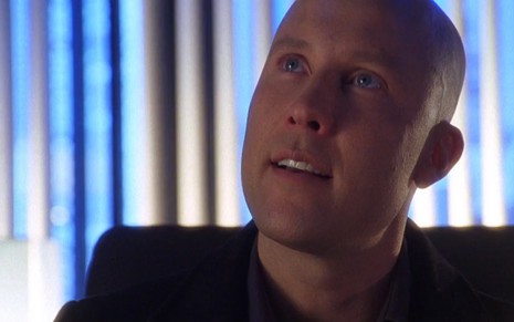 O ator Michael Rosenbaum na pele do vilão Lex Luthor na sétima temporada de Smallville