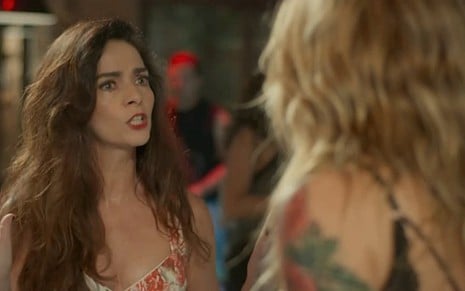 Loretta (Claudia Ohana) e Lenita (Letícia Spiller) batem boca em cena de Sol Nascente - Reprodução/TV Globo