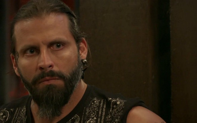 Henri Castelli (Ralf) em cena de Sol Nascente; por ciúme, tatuador vai seguir carreira nos EUA - Reprodução/TV Globo