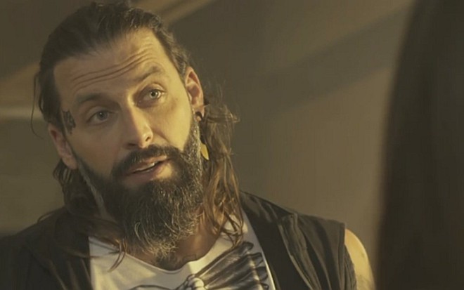 Henri Castelli (Ralf) em cena de Sol Nascente; tatuador abrirá seu coração, mas recuará - Reprodução/TV Globo