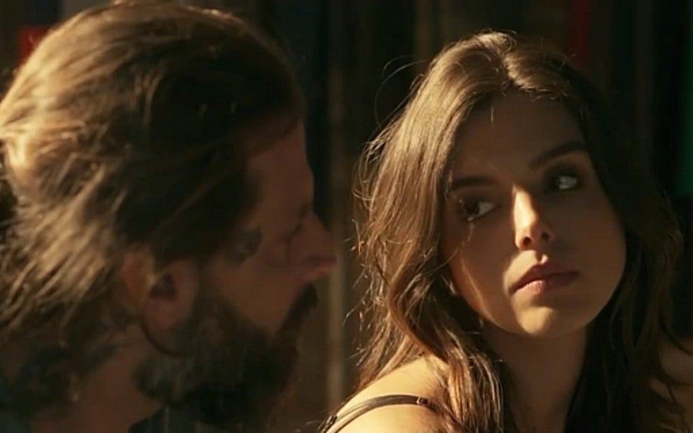 Ralf (Henri Castelli) e Milena (Giovanna Lancellotti) discutem em cena de Sol Nascente - Reprodução/TV Globo