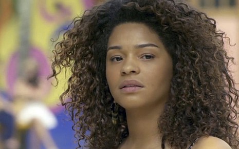 Juliana Alves (Dora) em cena de Sol Nascente; costureira flagrará declaração do marido - Reprodução/TV Globo