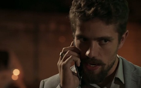 Rafael Cardoso (César) em cena de Sol Nascente; vilão se beneficiará com infarto do sogro - Reprodução/TV Globo
