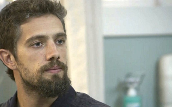 Rafael Cardoso (César) em Sol Nascente; vilão engana comparsa para seguir com plano - Reprodução/TV Globo