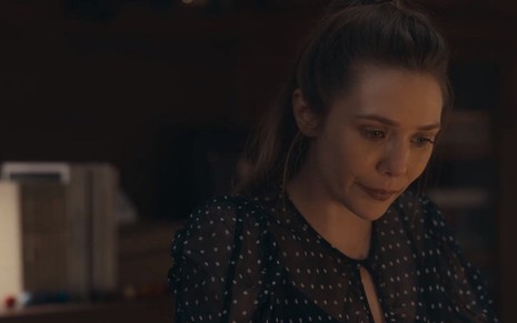 A atriz Elizabeth Olsen cabisbaixa em cena do terceiro episódio da segunda temporada de Sorry for Your Loss