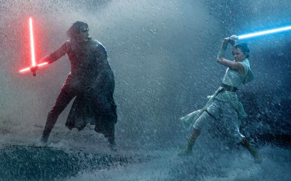 Kylo Ren (Adam Driver) e Rey (Daisy Ridley) em batalha de Star Wars: A Ascensão Skywalker