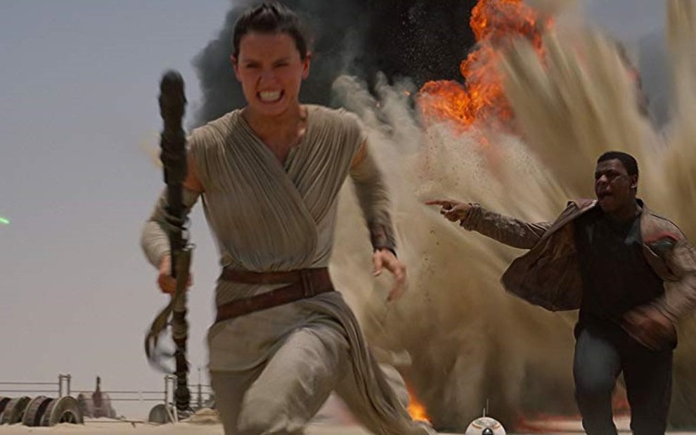 Daisy Ridley (Rey) e John Boyega (Finn) durante cena de ação de Star Wars: O Despertar da Força - Divulgação/Lucasfilm