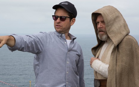 O diretor J.J. Abrams e o ator Mark Hamill nos bastidores do filme Star Wars: O Despertar da Força