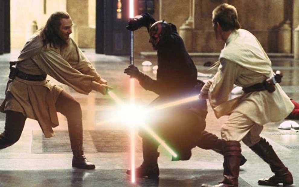 Liam Neeson (à esq.) e Ewan McGregor enfrentam Ray Park (ao centro) no Episódio 1 de Star Wars