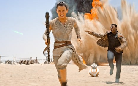 Quer ver Star Wars na Netflix? É melhor correr como Rey (Daisy Ridley) e Finn (John Boyega)! - Fotos: Divulgação/Walt Disney