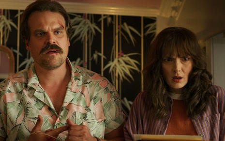 Os atores David Harbour e Winona Ryder fazem cara de assustados na terceira temporada de Stranger Things