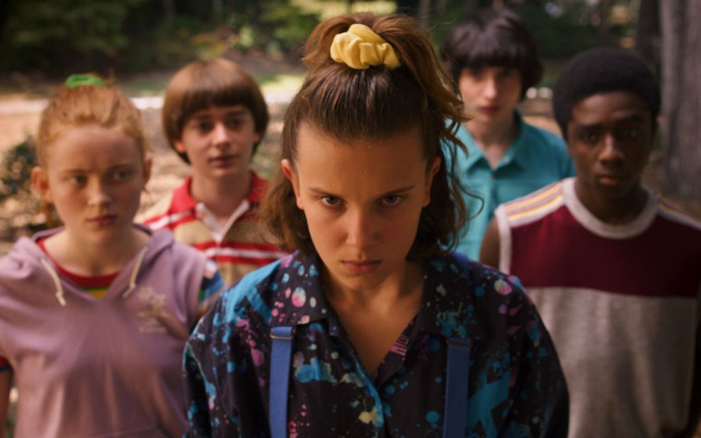 Millie Bobby Brown (ao centro) lidera o elenco teen de Stranger Things: série faz sucesso na Netflix - Divulgação/Netflix