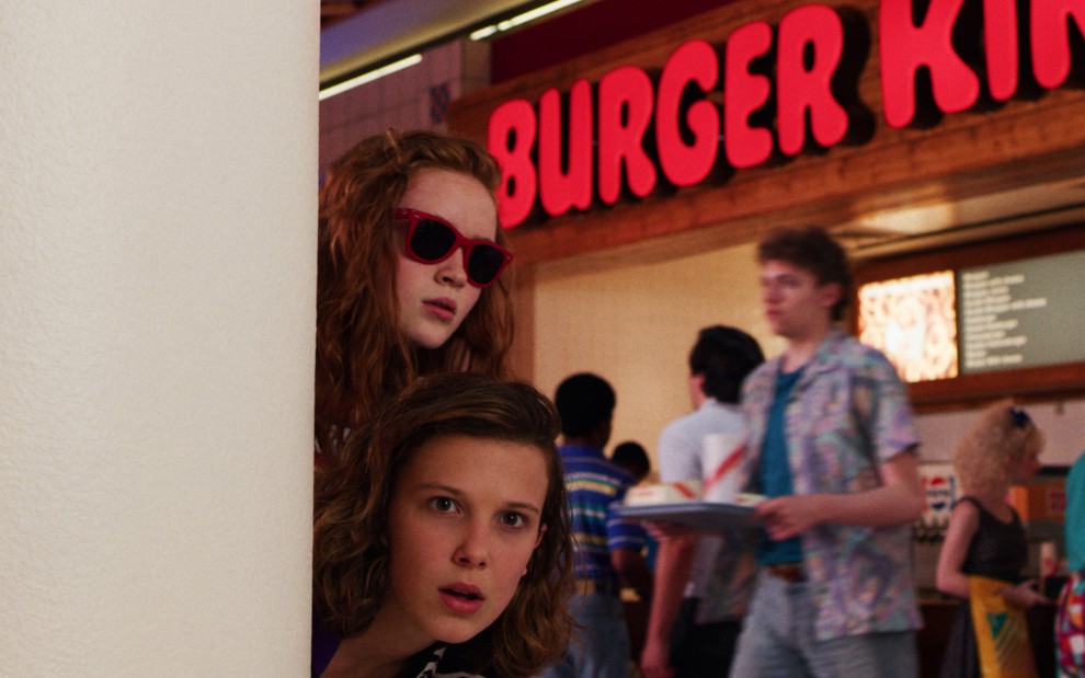 Sadie Sink e Millie Bobby Brown na terceira temporada de Stranger Things; não é um comercial do Burger King - Reprodução/Netflix