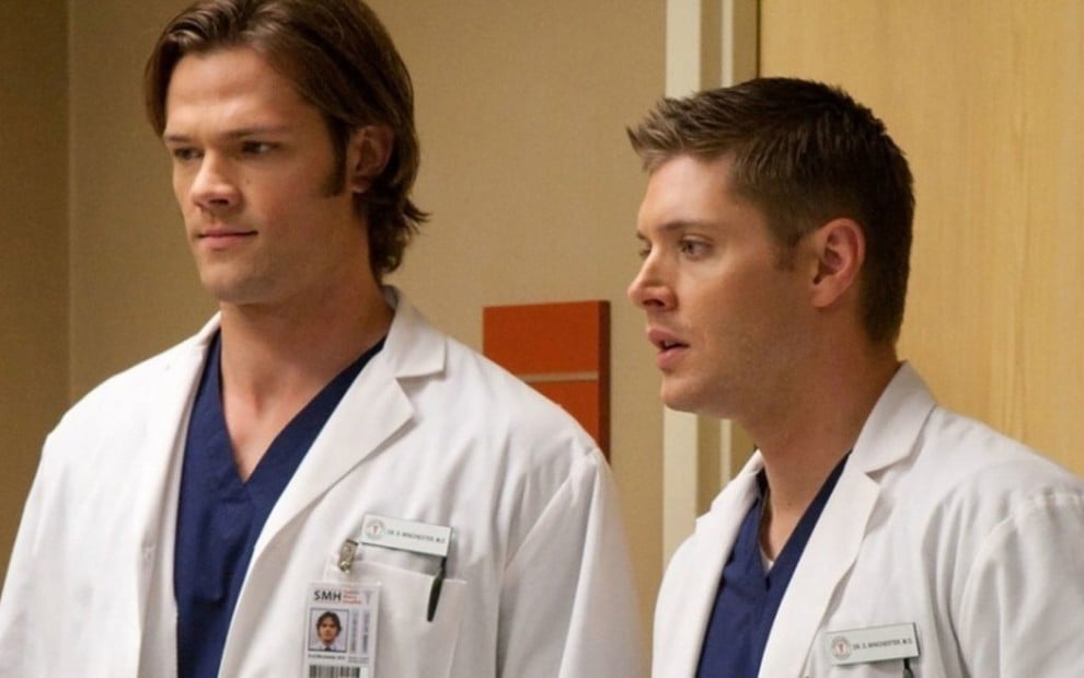 Sam (Jared Padalecki, à esq.) e Dean (Jensen Ackles) em cena de Supernatural que parodia Grey's Anatomy - Fotos: Divulgação/The CW