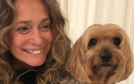 Suzana Vieira abraçada com o cachorro William; atriz se exibiu sem maquiagem e foi chamada de corajosa por fãs - REPRODUÇÃO/INSTAGRAM
