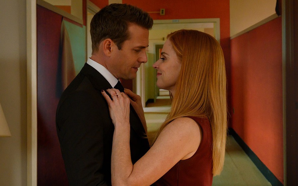 Os atores Gabriel Macht e Sarah Rafferty em cena da nona e última temporada de Sutis 