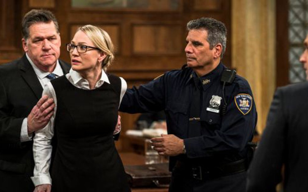 Personagem de Sarah Wynter é detida por policial em julgamento do episódio 400 de SVU - Imagens: Divulgação/NBC