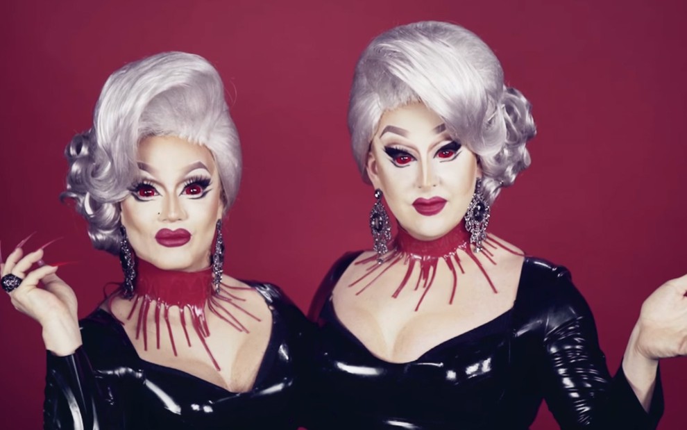 As drag queens Swanthula e Dragmorda, conhecidas como Boulet Brothers, de peruca branca e um colar que imita sangue escorrendo do pescoço