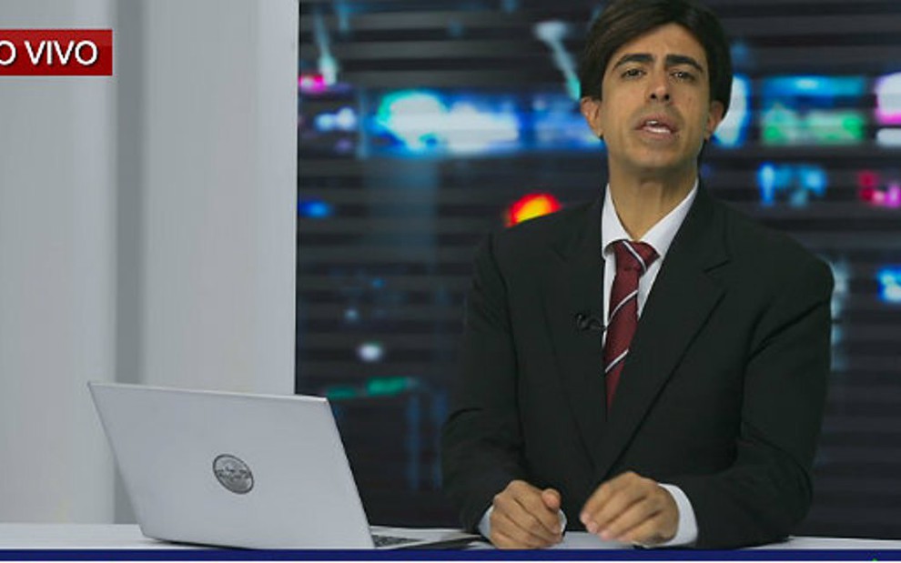 Marcius Melhem interpreta apresentador de telejornal que dá notícia bizarra de Susana Vieira - Reprodução/TV Globo