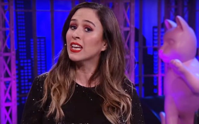 A comediante Tatá Werneck no estúdio de seu talk show, Lady Night