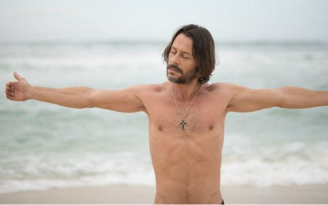 Theo Becker emagreceu, se converteu à Universal e já está ensaiando a crucificação na praia - Divulgação/Aline e Feu